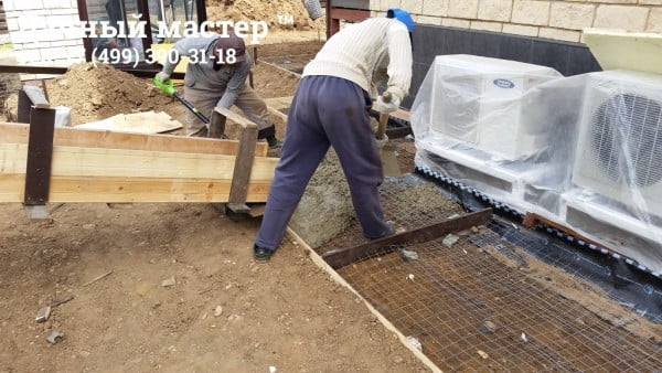Растаскивание бетона при заливке отмостки (поставка миксером)