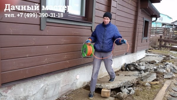 Подготовка к демонтажу старой отмостки