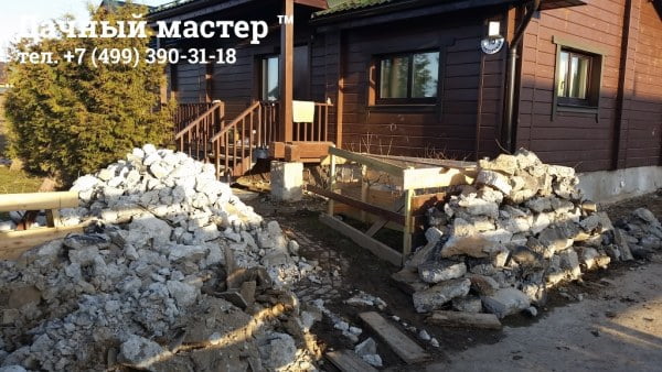 Подготовленная к вывозу старая отмостка