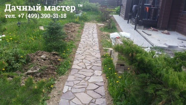 Уложенная дорожка из натурального камня