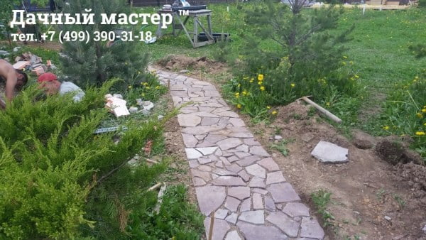 Уложенная дорожка из натурального камня