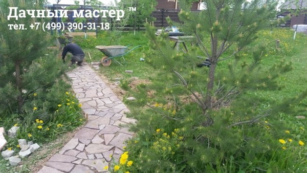 Уложенная дорожка из натурального камня