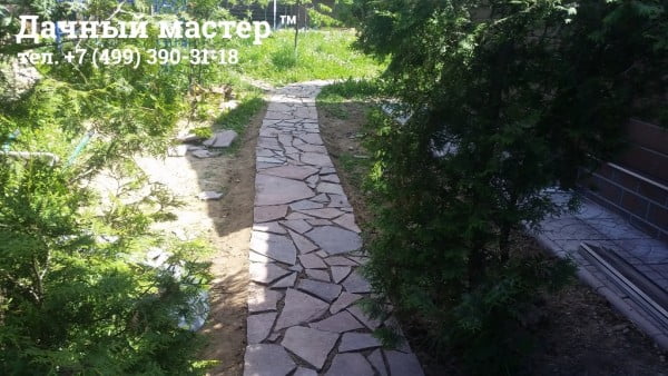 Уложенная дорожка из натурального камня