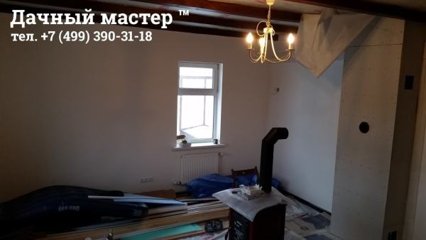 Зал дома в процессе отделки