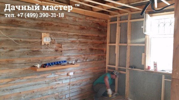 Стены пристройки после демонтажа обшивки и утеплителя