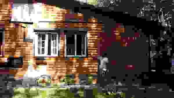 Фасад дома после пожара, случившегося по причине перегрузки электросети