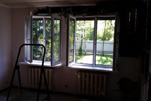 Комната после пожара, случившегося по причине перегрузки электросети