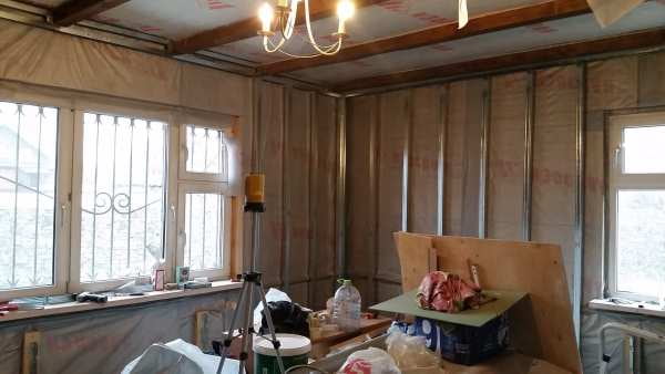 Подготовка стен деревянного дома к монтажу гипсокартона. Монтаж металлокаркаса.