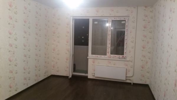 Оклейка стен обоями в двухкомнатной квартире