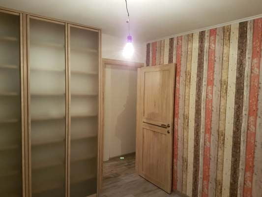 Оклейка стен обоями в двухкомнатной квартире
