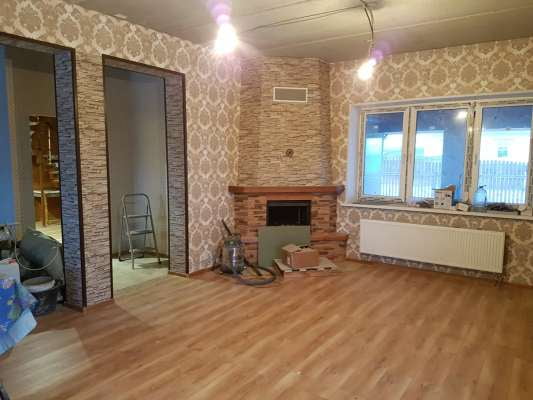 Оклейка стен обоями в коттедже из газоблока