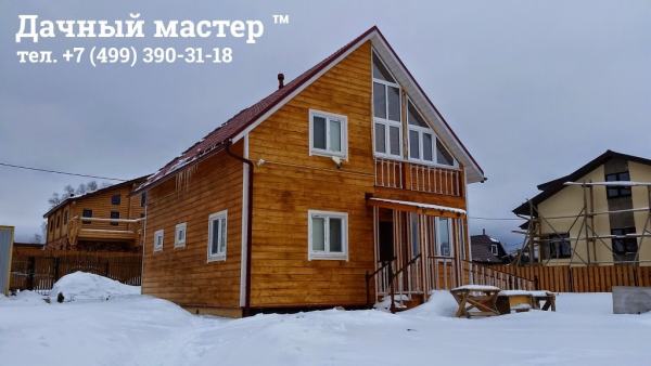 Обшитый имитацией бруса деревянный каркасный дом