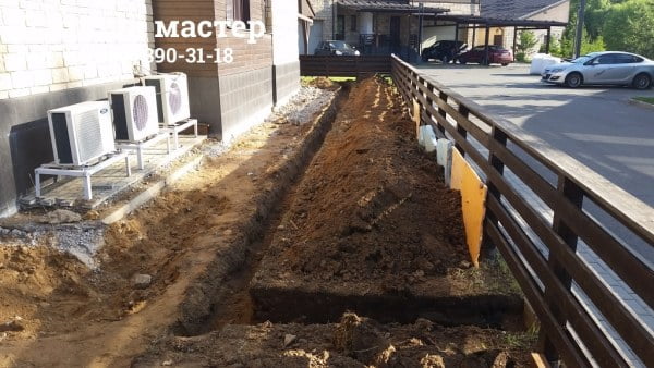 Разработка траншеи под укладку труб подземной дренажной системы