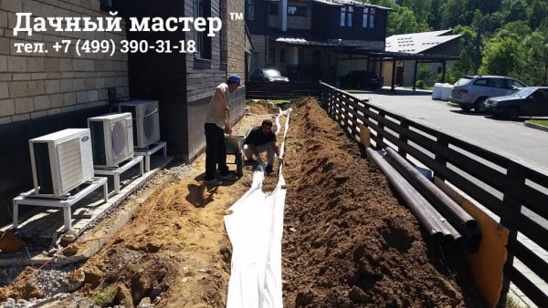 Укладка геоткани и обустройство щебеночного основания для подземной дренажной системы