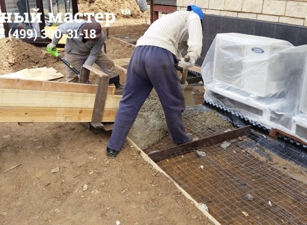 Растаскивание бетона при заливке отмостки (поставка миксером)