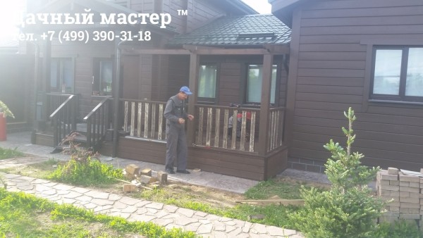 Монтаж перил и балясин на веранде