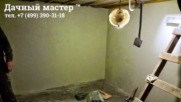 Наносим чистовой слой декоративной штукатурки и укладываем стяжку под плитку