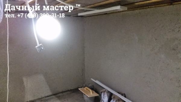 Отштукатуренные стены и уложенная стяжка