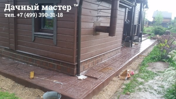 Цоколь, отделанный термопанелями и уложенная на отмостку плитка