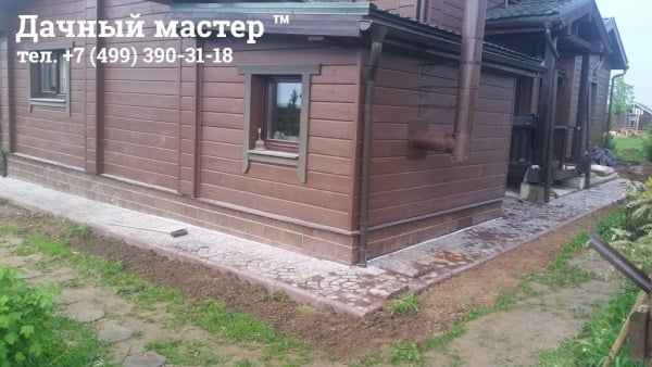 Выполненная подсыпка под бордюр