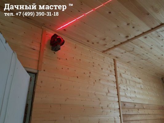 Лазерный уровень, смонтированный на стене