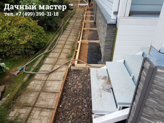 Монтаж опалубки и разделителей под отмостку