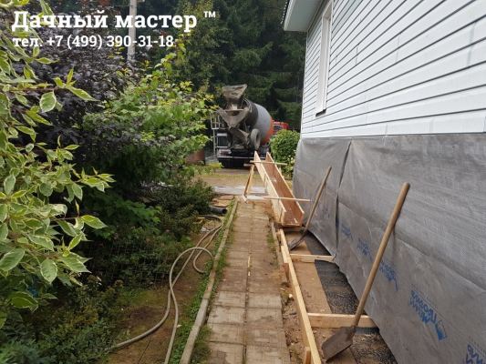 Несколько минут до старта заливки отмостки