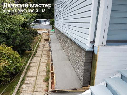Готовая отмостка после заливки
