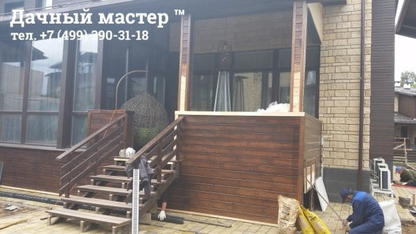 Обшитый и частично покрашенный фасад веранды