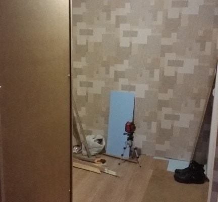 Поклейка обоев в прихожей