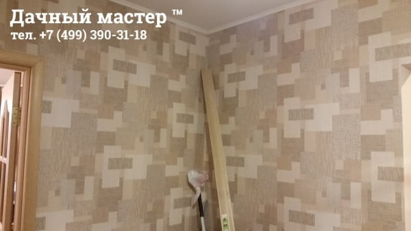 Прихожая с поклеенными обоями