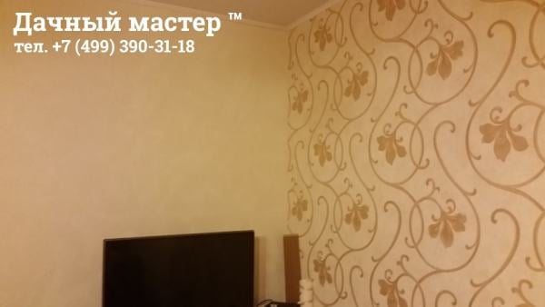 Большая комната с поклеенными обоями