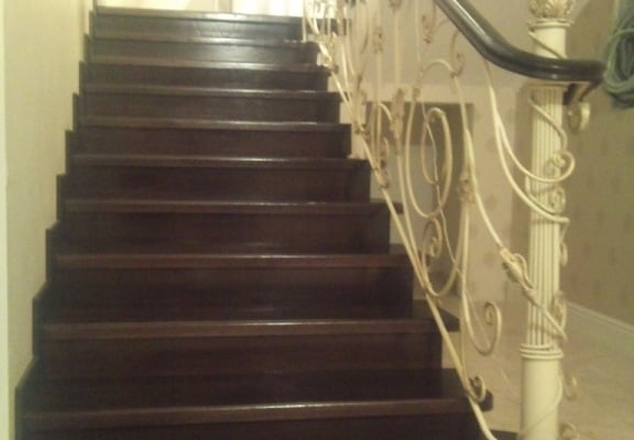 Прямая лестница с декором перил