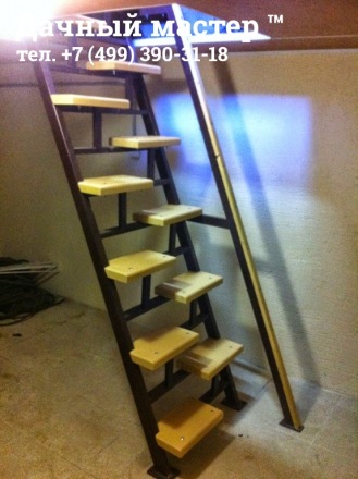 Готовая металлическая лестница с деревянными ступенями (вид сбоку)