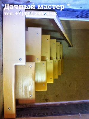 Готовая металлическая лестница с деревянными ступенями (вид сверху)