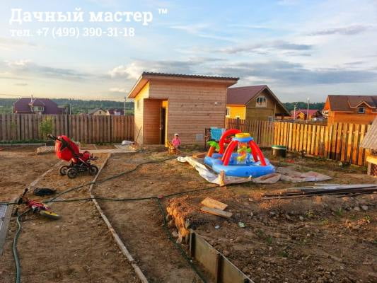Монтаж бордюров в местах будущих дорожек