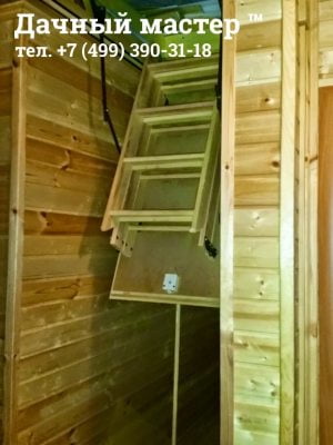 Открытый чердачный люк с раскладной лестницей