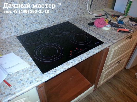 Установленная и подключенная варочной панель