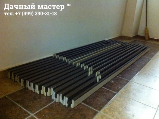Подготовленные к сборке детали дверных коробок