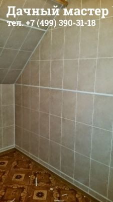 Место под ванну, обшитое пластиковыми панелями