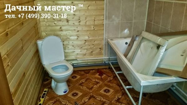 Установленный унитаз в деревянном доме