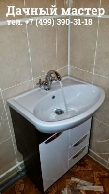 Установленный рукомойник в деревянном доме