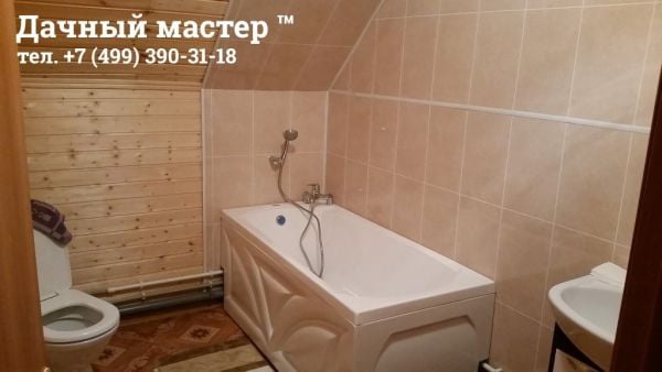 Обустроенная ванная комната в деревянном доме