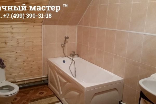 Обустроенная ванная комната в деревянном доме