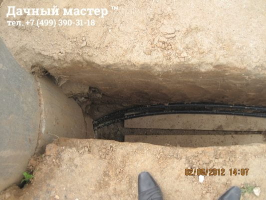 Вывод из колодца труб водоснабжения