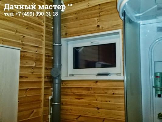 Смонтированный стояк канализации и трубы водоснабжения