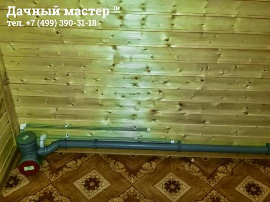 Смонтированные отводы стояка канализации и труб водоснабжения