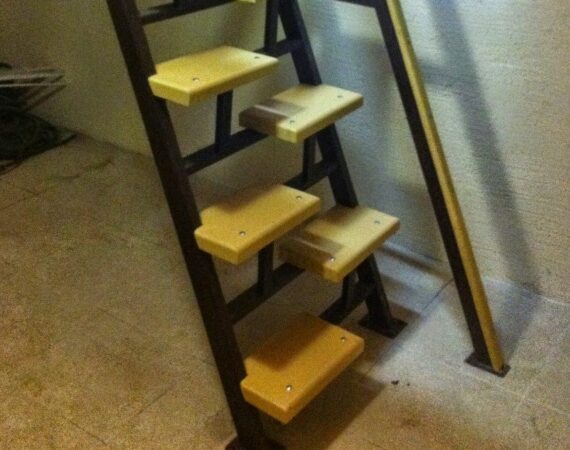 Монтаж металлической лестницы с деревянными ступенями