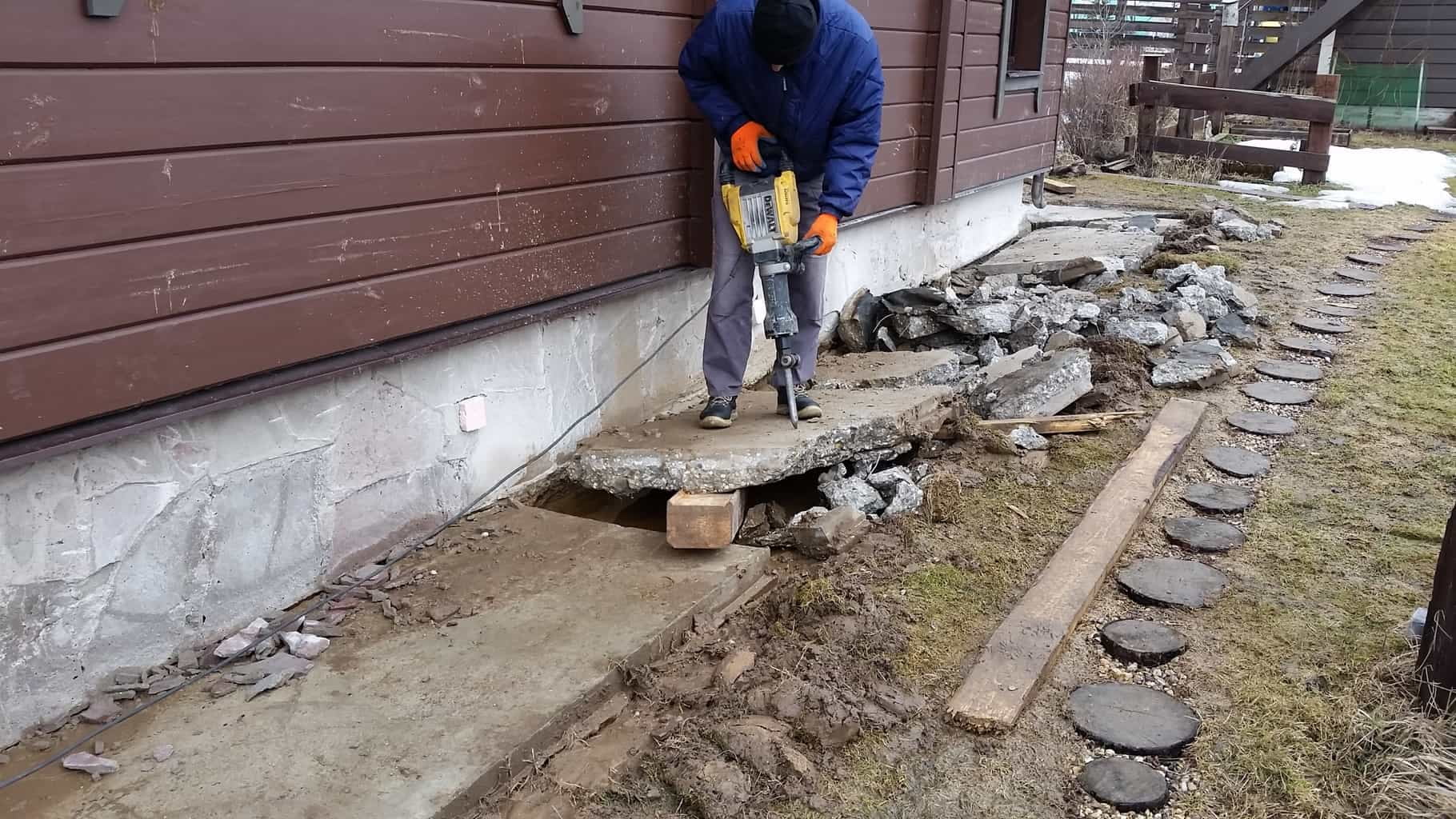 Реконструкция отмостки загородного дачного дома