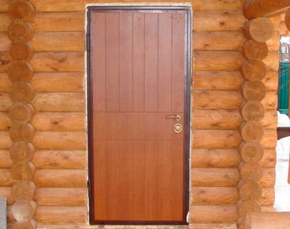 двери в деревянном доме
